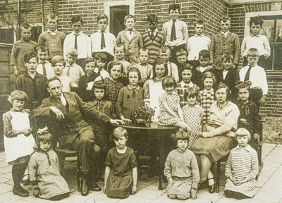 OVI-00000229 Schoolfoto van de lagere school met de meester en de juf