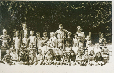 OVI-00000236 Openbare school uit 1968 met leerlingen, waarvan de namen in het archief beschikbaar zijn.