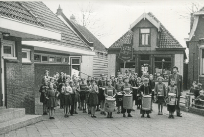 OVI-00000247 Eerste trommelclub met meester Drost in 1955