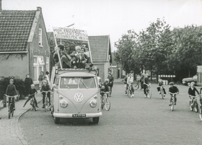 OVI-00000258 Protest bij groene kruisgebouw tegen beheerder/bewoner