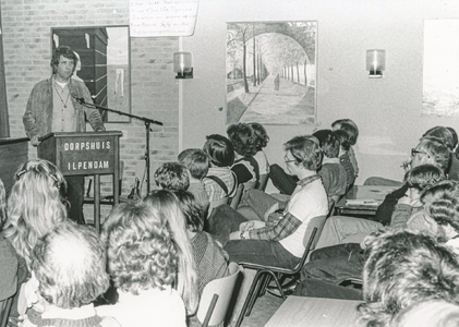 OVI-00000261 Protest bijeenkomst weg met de snelweg Dorpshuis 1980. Toespraak voorz. Ver. tot Behoud Waterland.