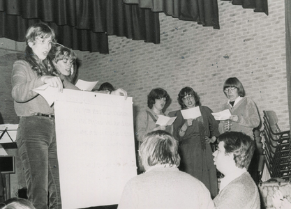 OVI-00000265 Protest bijeenkomst weg met de snelweg Dorpshuis 1980.