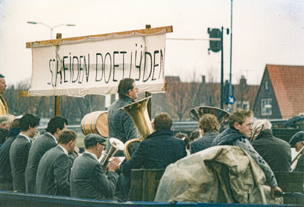 OVI-00000269 Fanfarecorps in de boot, protestdag bij de pont tegen gemeentelijke herindeling