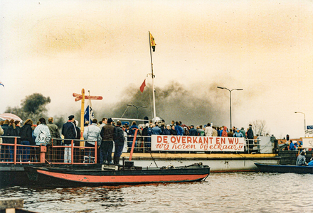 OVI-00000270 Demonstratie tegen gemeentelijke herindeling bij de pont