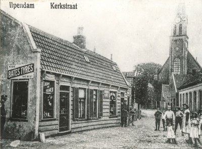 OVI-00000280 Kerkstraat in Ilpendam, met uiterst rechts de bewaarschool en links rijwielen en tabakswinkel van Pranger