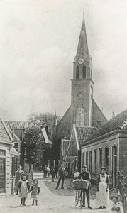 OVI-00000290 De kerktoren heeft op deze foto maar 1 wijzer, in 1906 heeft het uurwerk twee wijzers gekregen