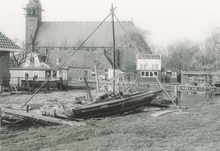 OVI-00000294 BM-zeilboot moet op het droge, achtertuin Blom, zicht op kerk