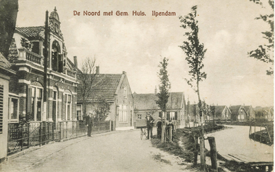 OVI-00000295 De Noord met oude gemeentehuis, rechts de Harn