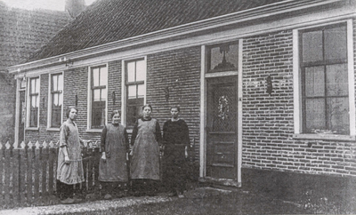 OVI-00000296 Stolpboerderij op De Noord 5 omstreeks 1925. vlnr Alie Lof, Cornelis Knip, Catrina Lof-Broeder en Gerritje ...