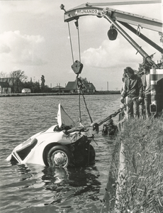 OVI-00000346 Duikbedrijf Wijnands haalt volkswagen van een Waterganger boven water. Bestuurder en passagier ongedeerd. ...
