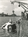OVI-00000346 Duikbedrijf Wijnands haalt volkswagen van een Waterganger boven water. Bestuurder en passagier ongedeerd. ...