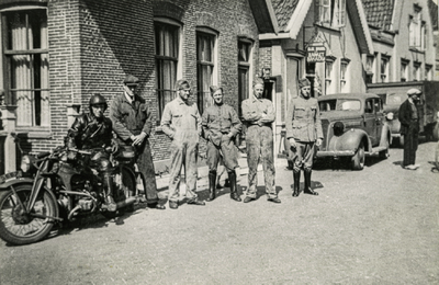 OVI-00000453 Mobilisatie in 1939 in de Dorpsstraat, met o.a. Cor Blom
