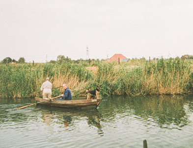 OVI-00000554 twee hengelaars (leden visclub) in bootje op de Purmerringvaart