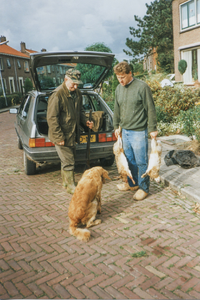 OVI-00000556 twee jagers komen thuis met twee hazen