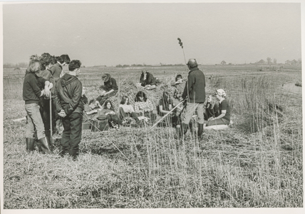 OVI-00000620 groep vrijwilligers tijdens pauze bij onderhoud natuur in Ilperveld olv IVN