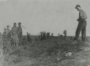 OVI-00000623 groep jongens op vuilnisbelt Ilperveld,foto makend