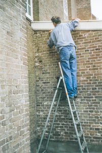 OVI-00000670 buitenkant Grafkelder schoonmaken door Jan Meijer.