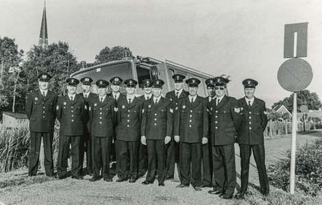 OVI-00000705 brandweer, groepsfoto. Hele groep in uniform voor de wagen