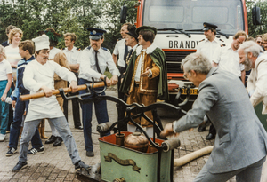 OVI-00000712 jubileumfeestje brandweer. burgem.Kerkhoven aan oude pomp