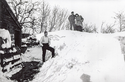 OVI-00000816 sneeuwduinen aan de Westerweg tijdens barre winter 1947 Onbekenden op sneeuwberg