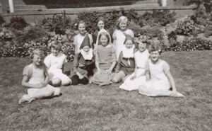 OVI-00000842 kinder toneelgroep 'de jonge spelers' poseren in het park