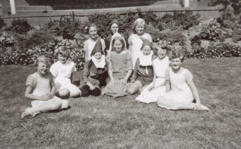 OVI-00000842 kinder toneelgroep 'de jonge spelers' poseren in het park