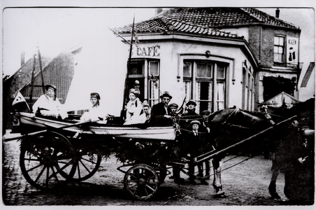 OVI-00000949 praalwagen in optocht voor café de Zwaluw, Dorpstr-Monn.rijweg. Waarschijnlijk koninginnefeest 1923