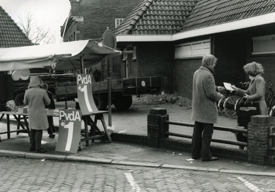 OVI-00001104 verkiezingsreclame PvdA met kraam op dorpsplein