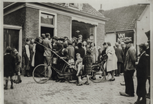 OVI-00001152 oploop voor de slagerswinkel de Goede. Vrijbankvlees te koop 1945