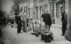 OVI-00001153 bevrijdingsfeest, optocht in Dorpsstr ter hoogte nr 37. Met kruiwagen Aad Treijtel