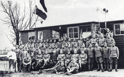 OVI-00001155 Mobilisatie 1939. Soldaten met dokter Donker en de Kok voor hun tijdelijke kazerne aan Havenpad. genaamd ...