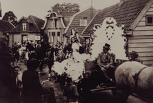 OVI-00001158 Bevrijdingsfeest. Optocht versierde wagens met allerlei voorstellingen. In de Kerkstraat