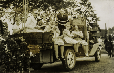 OVI-00001159 Bevrijdingsfeest. Optocht versierde wagens. Deze van buurtver. de Zwaluw op de vrachtwagen van Jan Dekker ...