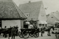 OVI-00001161 Bevrijdingsfeest. Optocht versierde wagens. Begin de Noord. Wagen voorstellend de spot op zwarthandel.