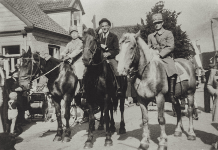 OVI-00001183 Bevrijdingsfeest optocht; drie ruiters; te herkennen Jan de Jong en Cees Schouten.