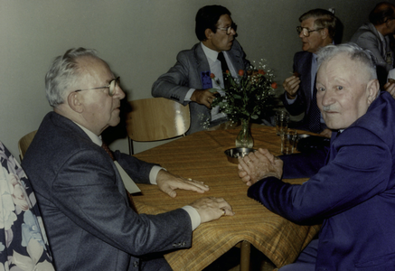 OVI-00001237 reunie van oud spelers van Voorwaarts en de Vriendschap en DJS in het Dorpshuis