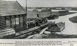 OVI-00001284 de turftransporteur en deel gebouw aan de Purmerdijk. foto uit blad 'de spiegel'