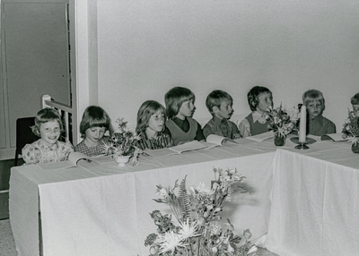 OVI-00001308 groep kinderen in de RKkerk bij feest eerst communie