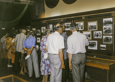 OVI-00001480 tentoonst. over de oorlog in dorpshuis