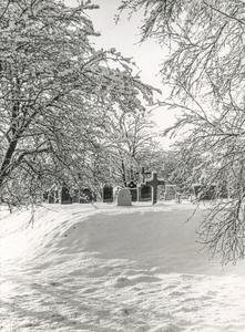 OVI-00001761 RK kerkhof, deel van, in de sneeuw