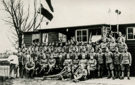 OVI-00001764 Mobilisatie 1939. Barakken aan Havenpad genaamd 'het uilennest'. Soldaten met de kok en dokter Donker