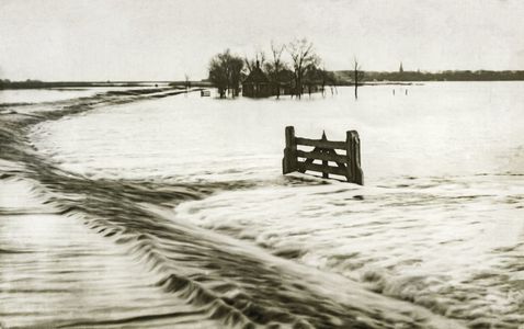 OVI-00001786 De watersnood in Ilpendam. Water uit de Purmeringvaart stroomt over het Oudelandsdijkje in de polder ...