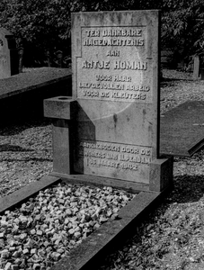 OVI-00001797 grafsteen voor Antje Homan, kleuterleidster. Aangeboden door inwoners van Ilpendam. gemeentelijke begraafplaats