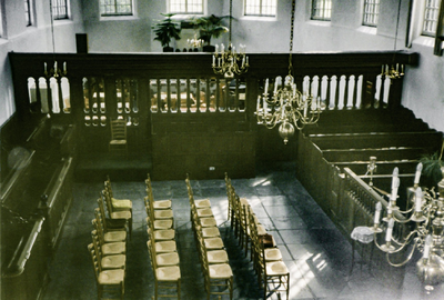 OVI-00001806 Koorhek en deel van de zaal in de NHkerk. Gezien van het orgelbalkon