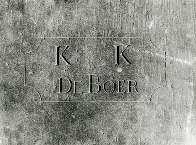 OVI-00001818 een gemerkte grafsteen in de NHkerk. met naam K K de Boer
