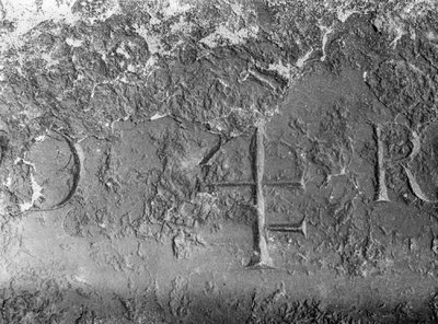 OVI-00001823 een gemerkte grafsteen in de NHkerk