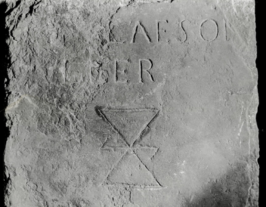 OVI-00001824 een gemerkte grafsteen in de NHkerk met onleesbare naam