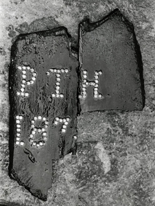 OVI-00001833 rest van grafkist in de opengemaakte oude grafkelder tegen Noordmuur NHkerk
