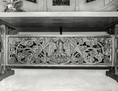 OVI-00001843 De nieuwe altaartafel na restauratie van de kerk. Houtsnijwerk afkomstig van de oude communiebank