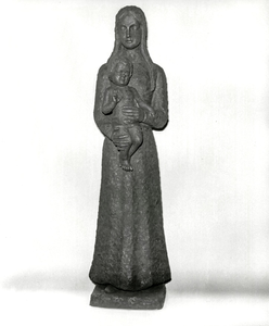 OVI-00001844 madonnabeeld dat in de RKkerk is gekomen, nadat bij de restauratie alle oude beelden zijn weggehaald